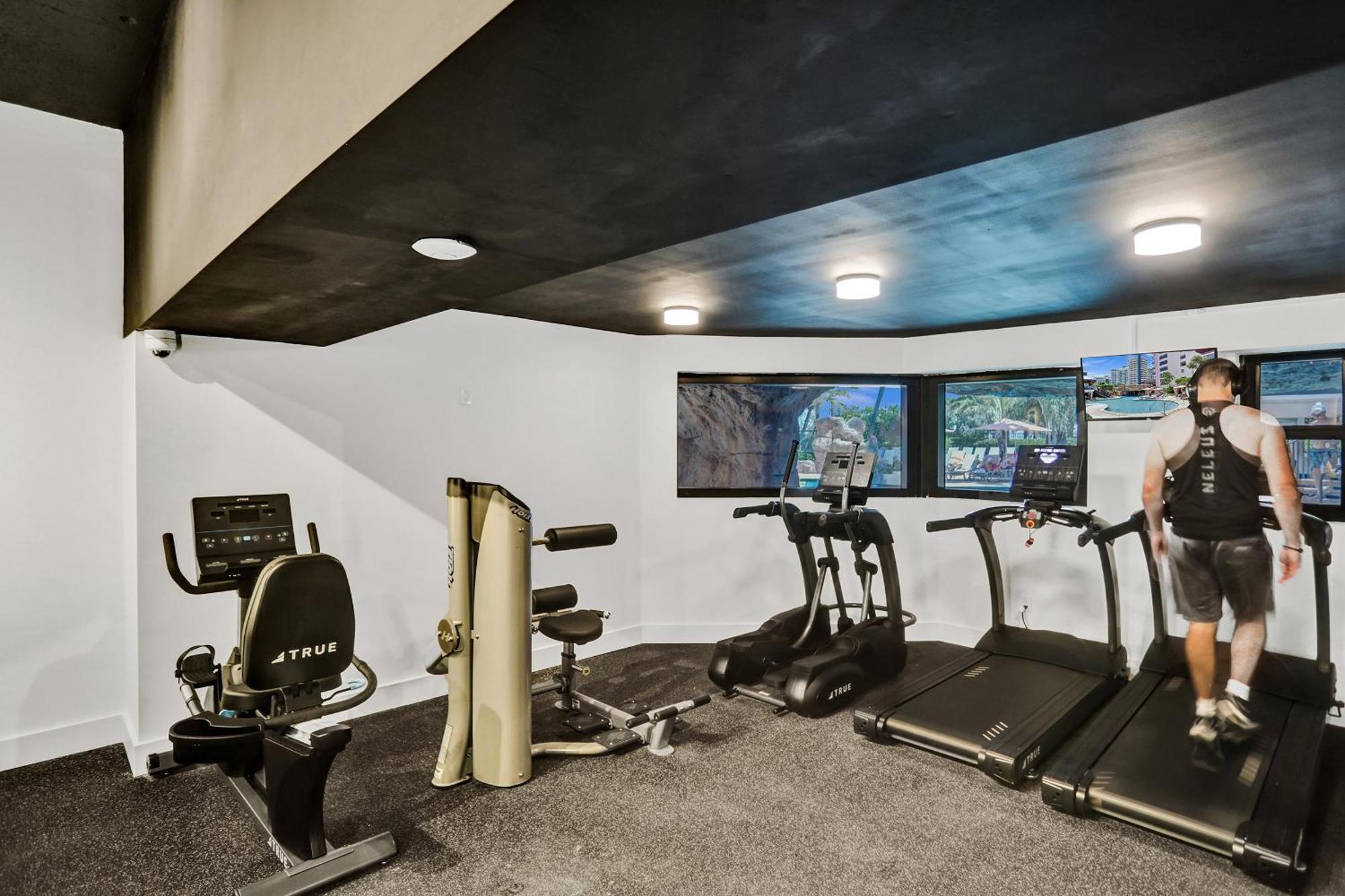 Huge 2bd Miami With Service -720 *