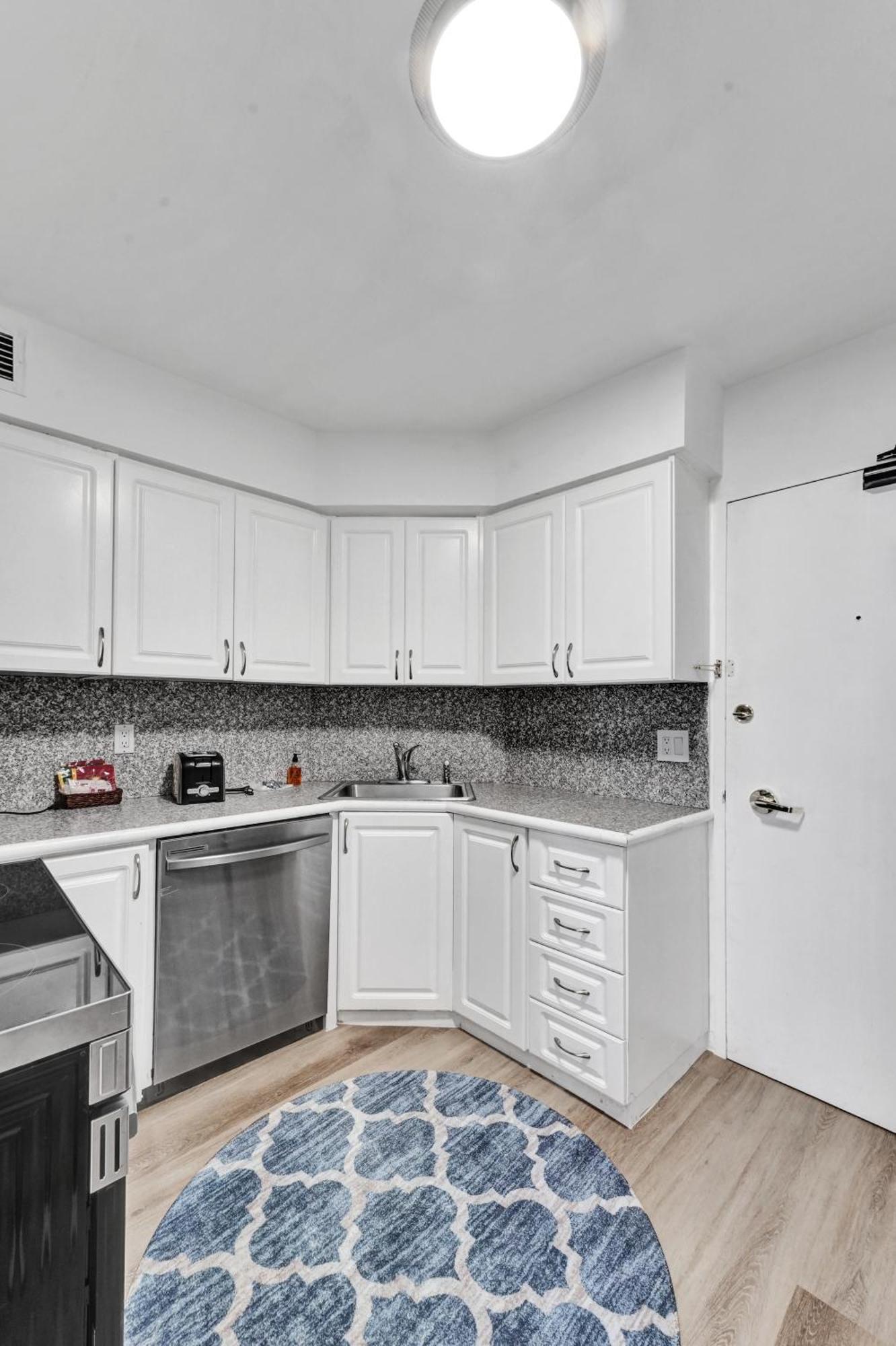 Huge 2bd Miami With Service -720 *